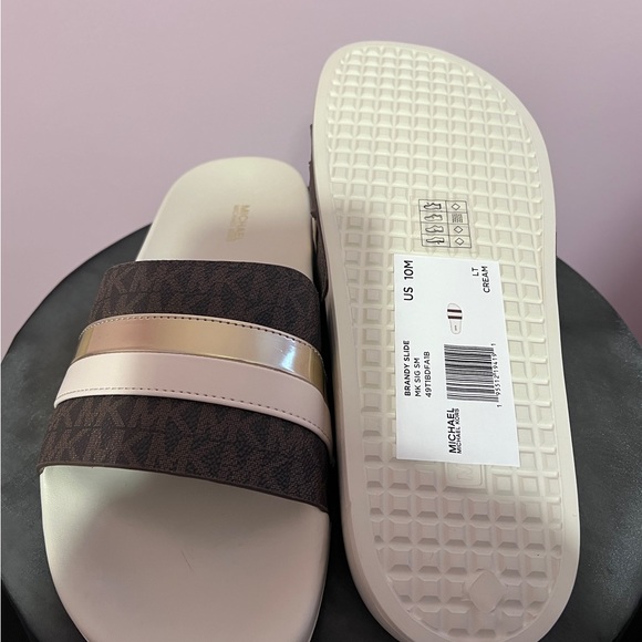 Michael Kors Logo Slides in light cream - Picture 6 of 6